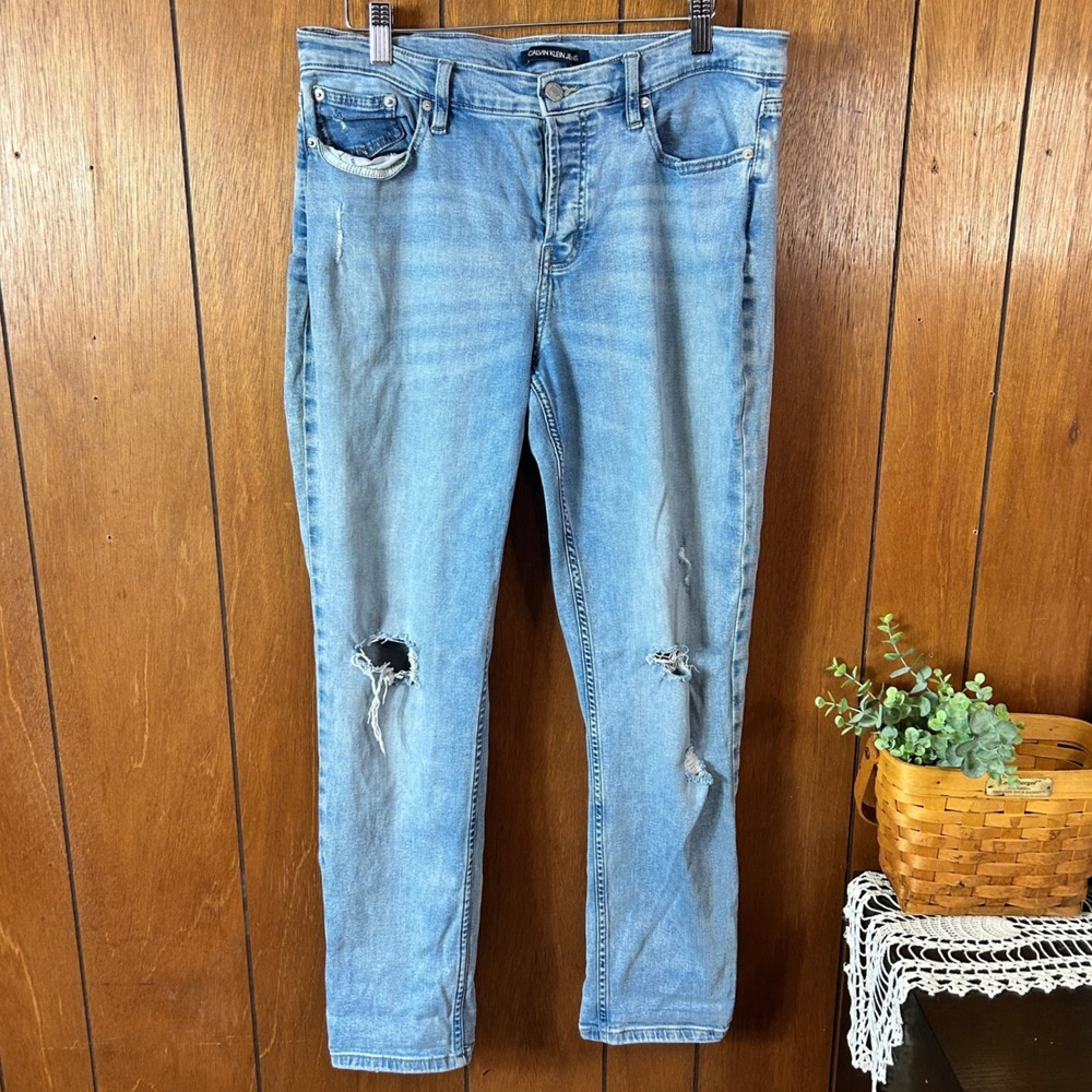 Calvin Klein Jeans Mid Rise Slim Boyfriend Light‎ Wash Distressed Jeans Size 31